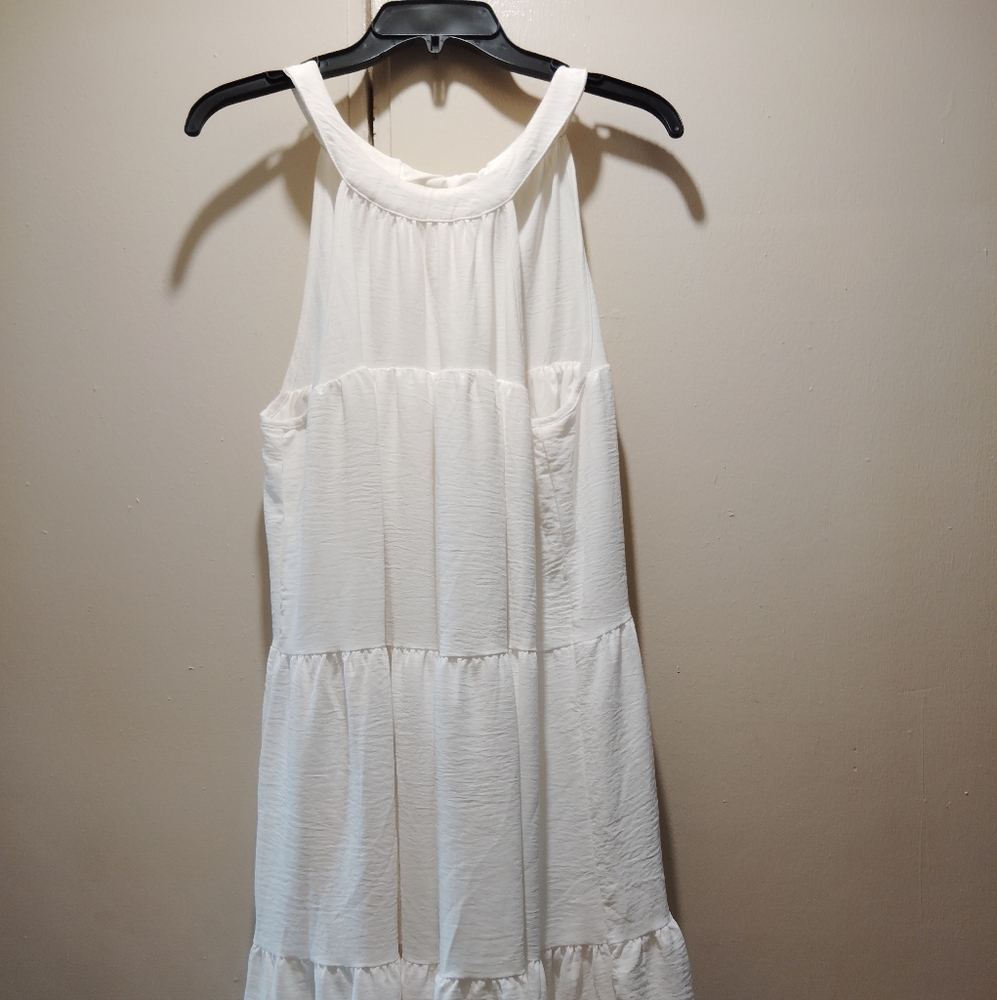 Elegant White Sleeveless Dress